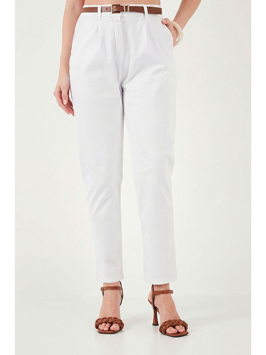 Beyaz Streç Pamuklu Regular Fit Yüksek Bel Düz Kısa Paça Kemerli Kadın Pantolon 668YP5335-3