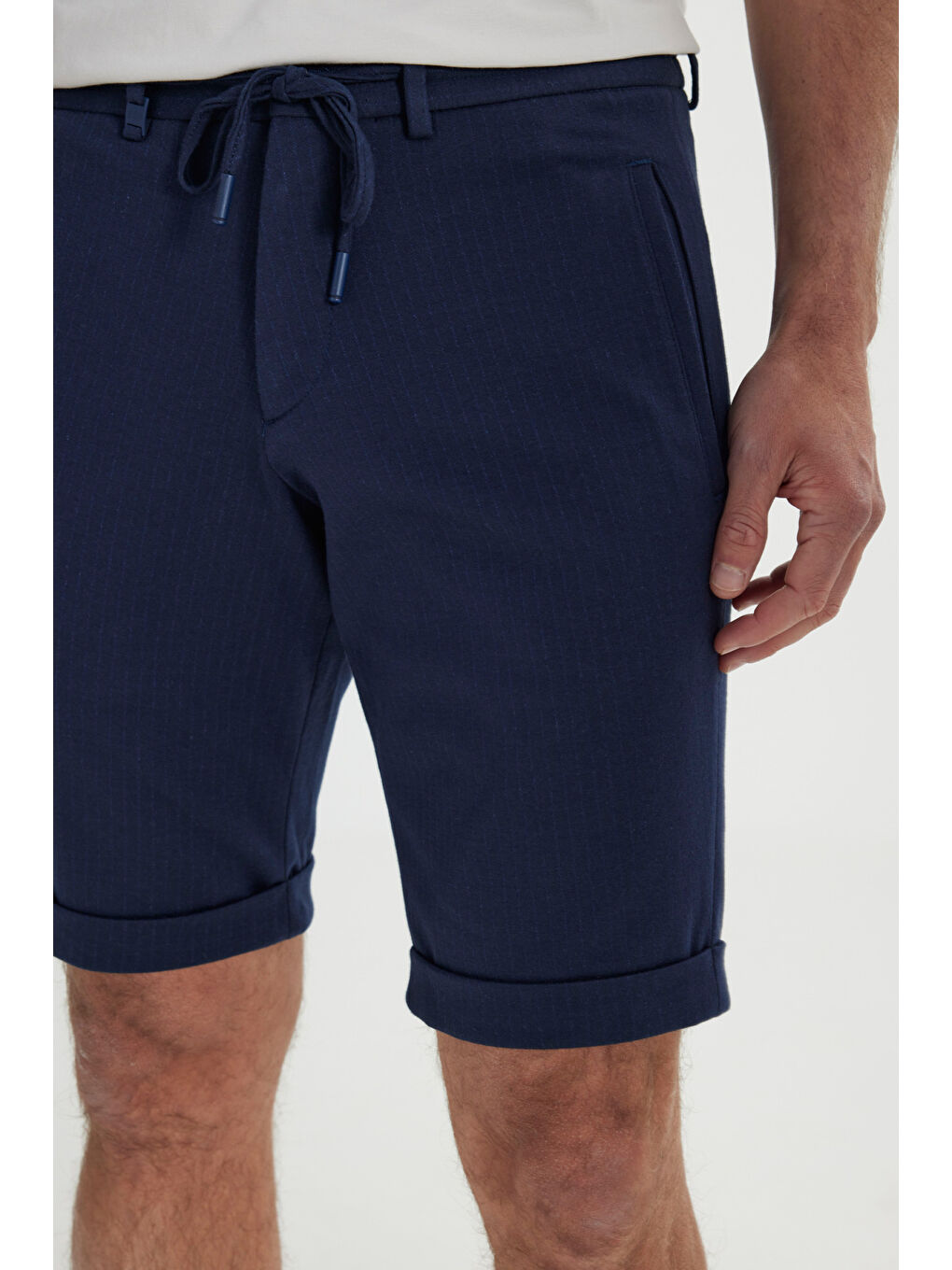 Erkek Lacivert Pamuklu Slim Fit Dar Kesim Beli Bağlamalı Yan Cepli Çizgili Şort-3