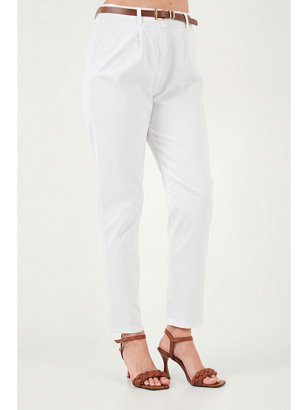 Beyaz Streç Pamuklu Regular Fit Yüksek Bel Düz Kısa Paça Kemerli Kadın Pantolon 668YP5335-4