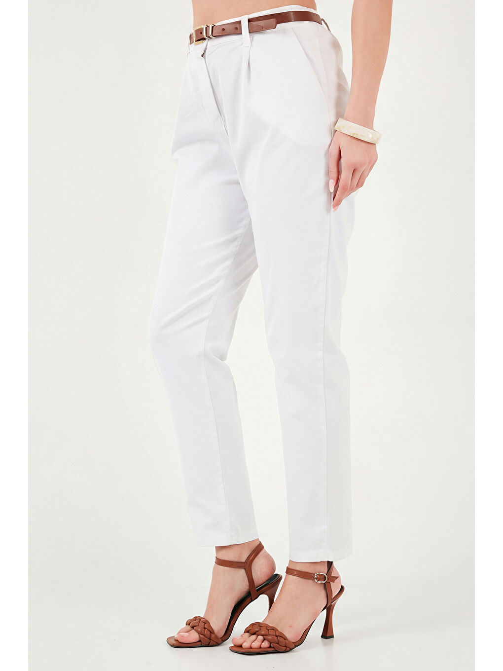 Beyaz Streç Pamuklu Regular Fit Yüksek Bel Düz Kısa Paça Kemerli Kadın Pantolon 668YP5335-5