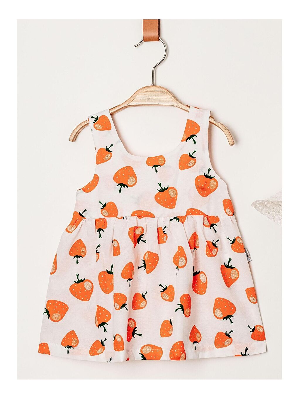 Turuncu Tatlı Çilek Desenli Şapkalı Fiyonklu Kız Bebek Elbisesi-1