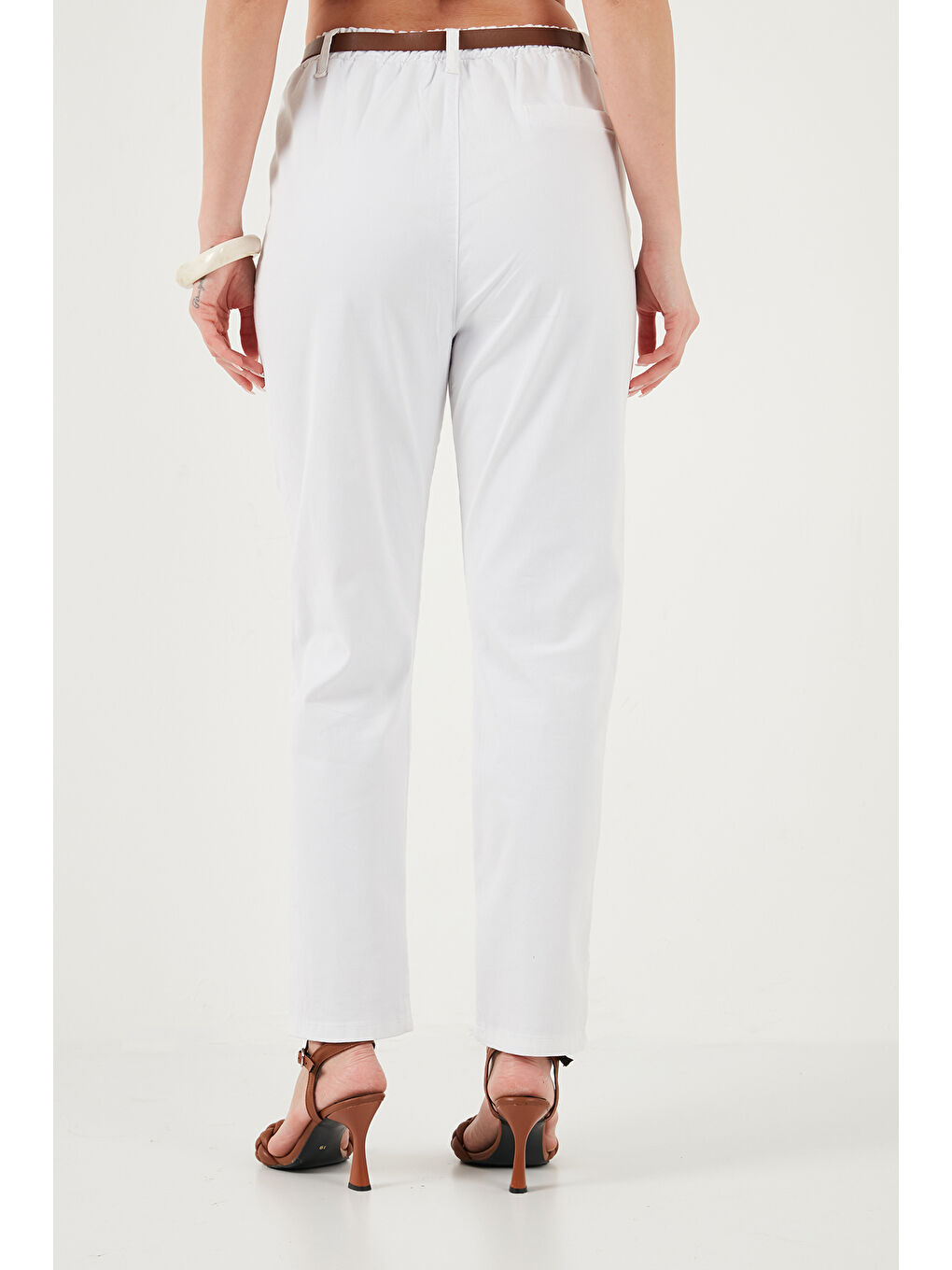 Beyaz Streç Pamuklu Regular Fit Yüksek Bel Düz Kısa Paça Kemerli Kadın Pantolon 668YP5335-6