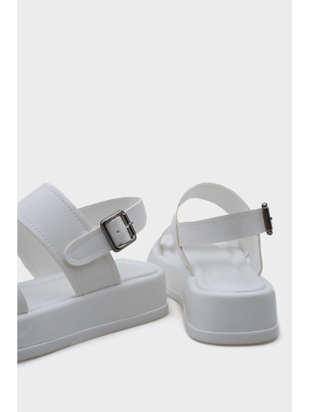 Beyaz Marris Tek Bantlı Dolgu Topuklu Konfor Kadın Sandalet-4
