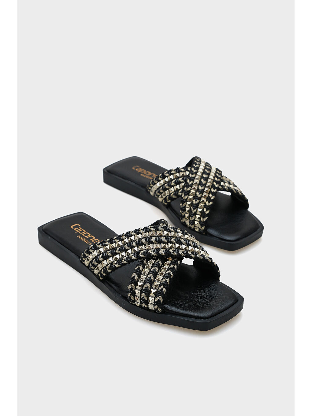 Siyah Kyla Düz Topuklu Küt Burunlu Metal Aksesuarlı Çapraz Bantlı Hasır Kadın Terlik-1