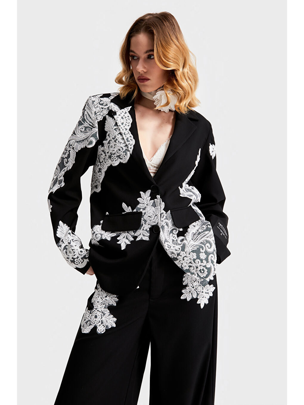 Kadın Siyah Renk Dantelli Kruvaze Tasarım Ceket-2