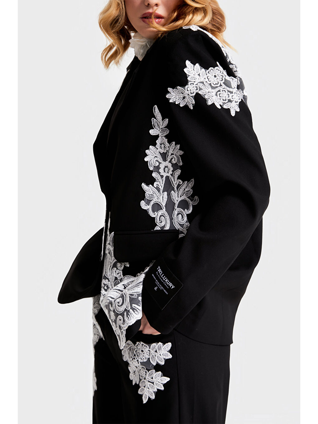 Kadın Siyah Renk Dantelli Kruvaze Tasarım Ceket-3