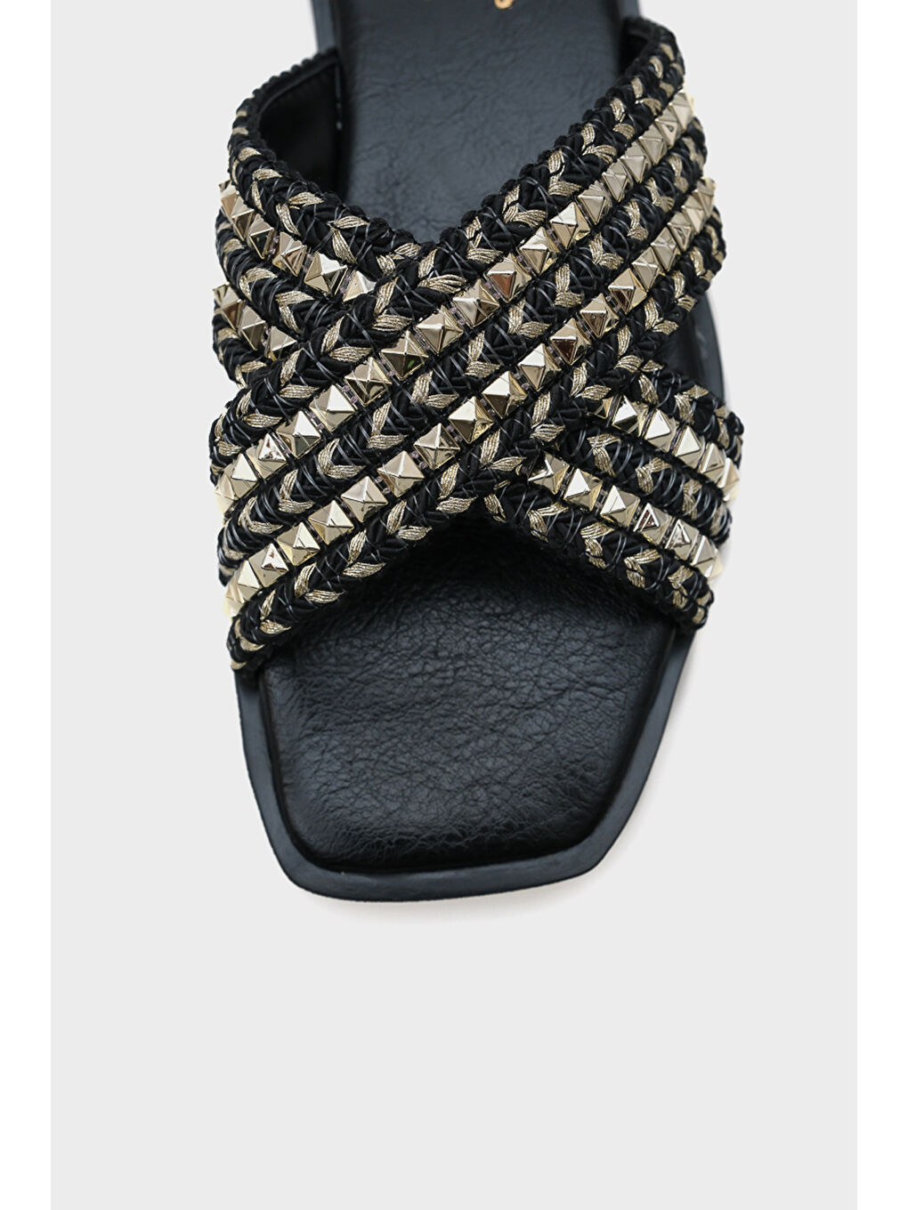 Siyah Kyla Düz Topuklu Küt Burunlu Metal Aksesuarlı Çapraz Bantlı Hasır Kadın Terlik-3