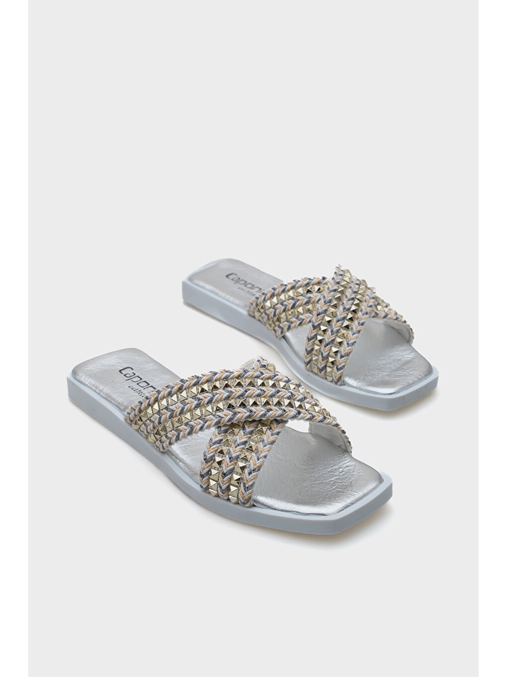 Beyaz Kyla Düz Topuklu Küt Burunlu Metal Aksesuarlı Çapraz Bantlı Hasır Kadın Terlik-1