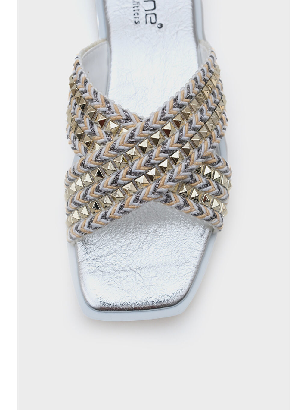 Beyaz Kyla Düz Topuklu Küt Burunlu Metal Aksesuarlı Çapraz Bantlı Hasır Kadın Terlik-2