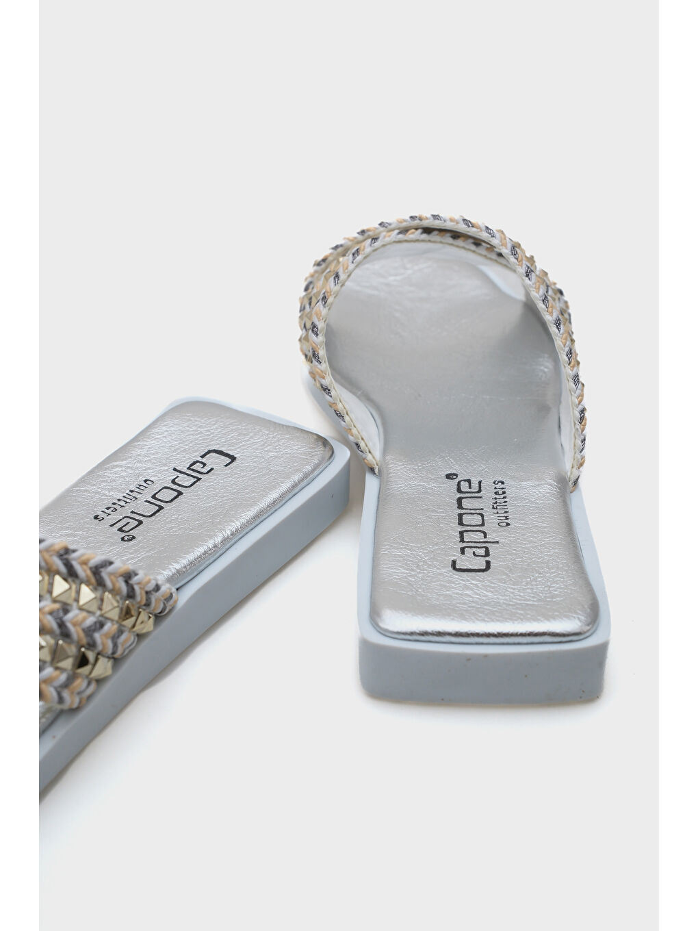 Beyaz Kyla Düz Topuklu Küt Burunlu Metal Aksesuarlı Çapraz Bantlı Hasır Kadın Terlik-3