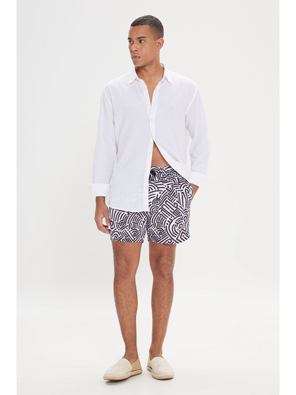 Erkek Beyaz-Siyah Standart Fit Normal Kesim Cepli Hızlı Kuruyan Desenli Mayo Deniz Şortu-1
