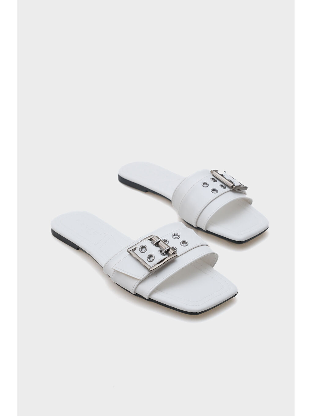 Beyaz Katha Metal Tokalı Düz Topuklu Küt Burunlu Kadın Terlik-1