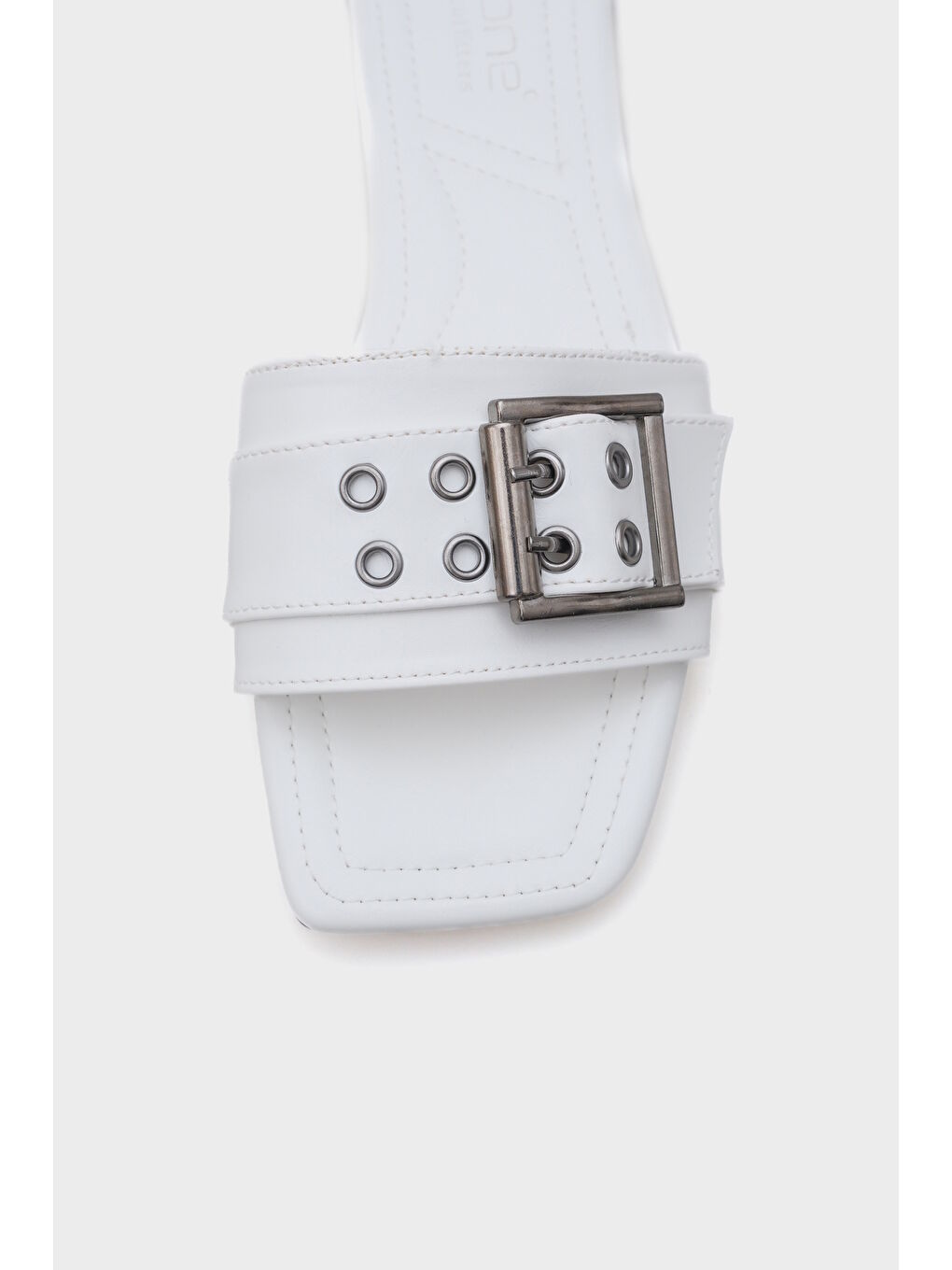 Beyaz Katha Metal Tokalı Düz Topuklu Küt Burunlu Kadın Terlik-2