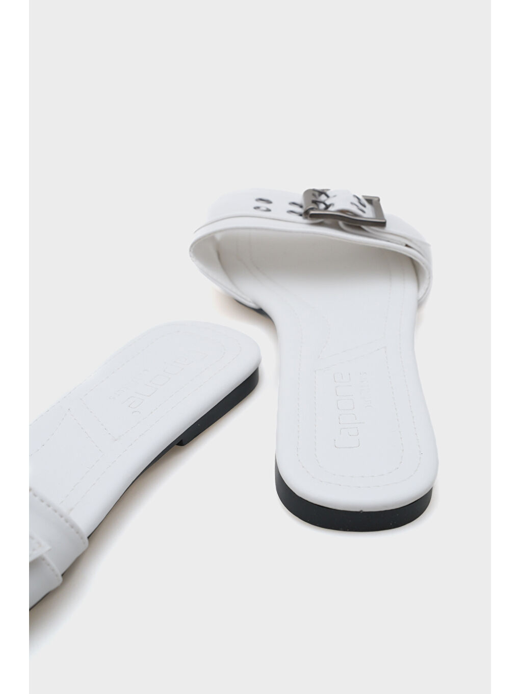 Beyaz Katha Metal Tokalı Düz Topuklu Küt Burunlu Kadın Terlik-3