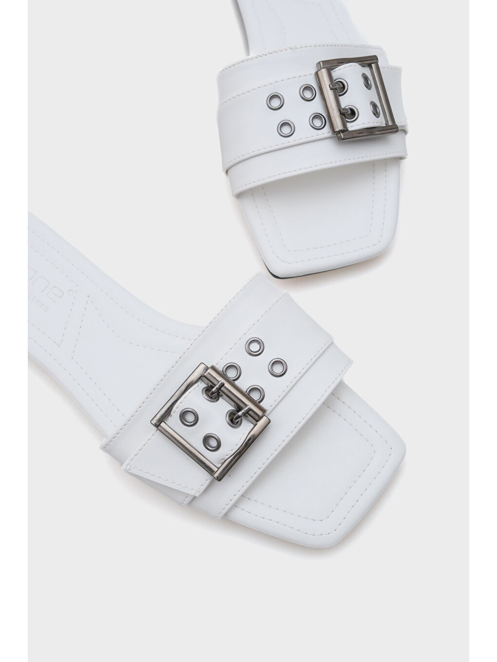 Beyaz Katha Metal Tokalı Düz Topuklu Küt Burunlu Kadın Terlik-4