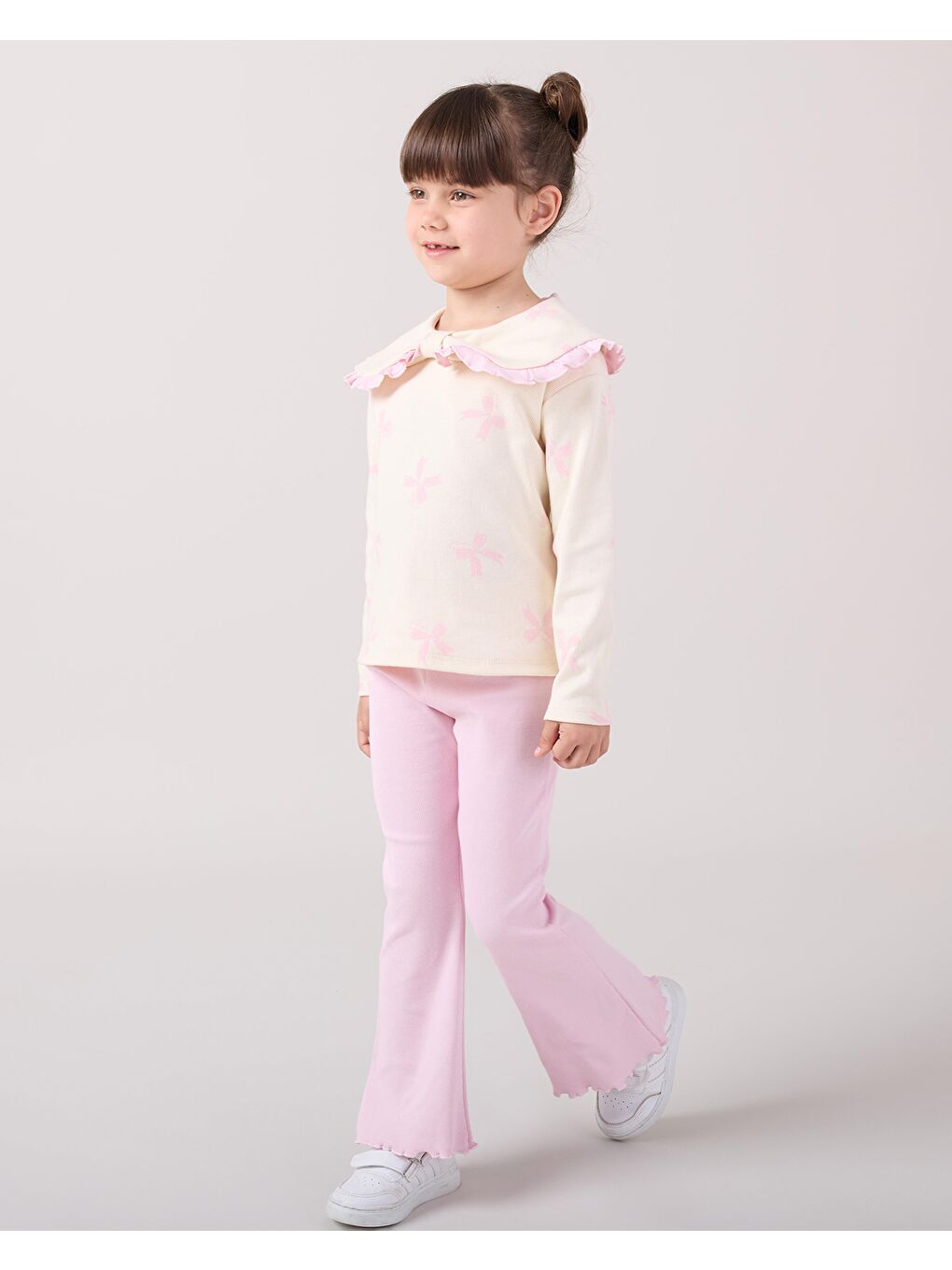 Pembe Kız Çocuk Pamuklu Lila Fiyonklu Volan Yaka Sweatshirt Ve İspanyol Paça Pantolon Takım