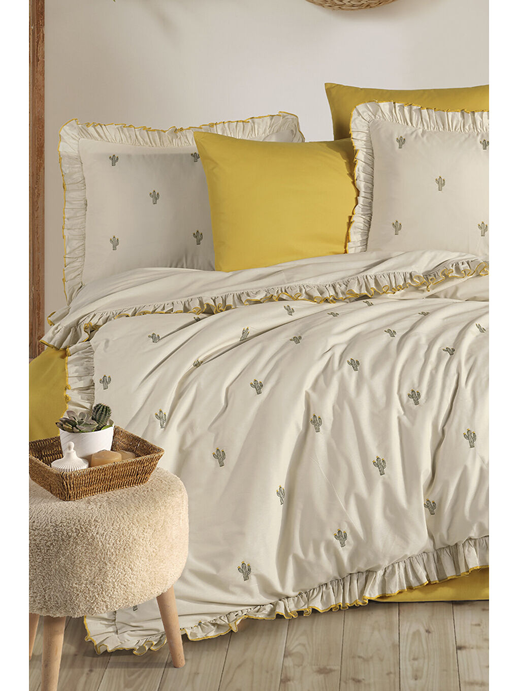 Sarı Ranforce %100 Pamuk Nakışlı Fırfırlı Nevresim Seti Ellas V2-1