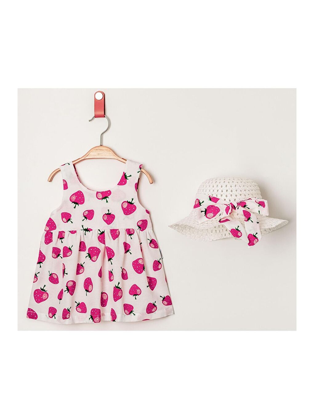 Kırmızı Tatlı Çilek Desenli Şapkalı Fiyonklu Kız Bebek Elbisesi