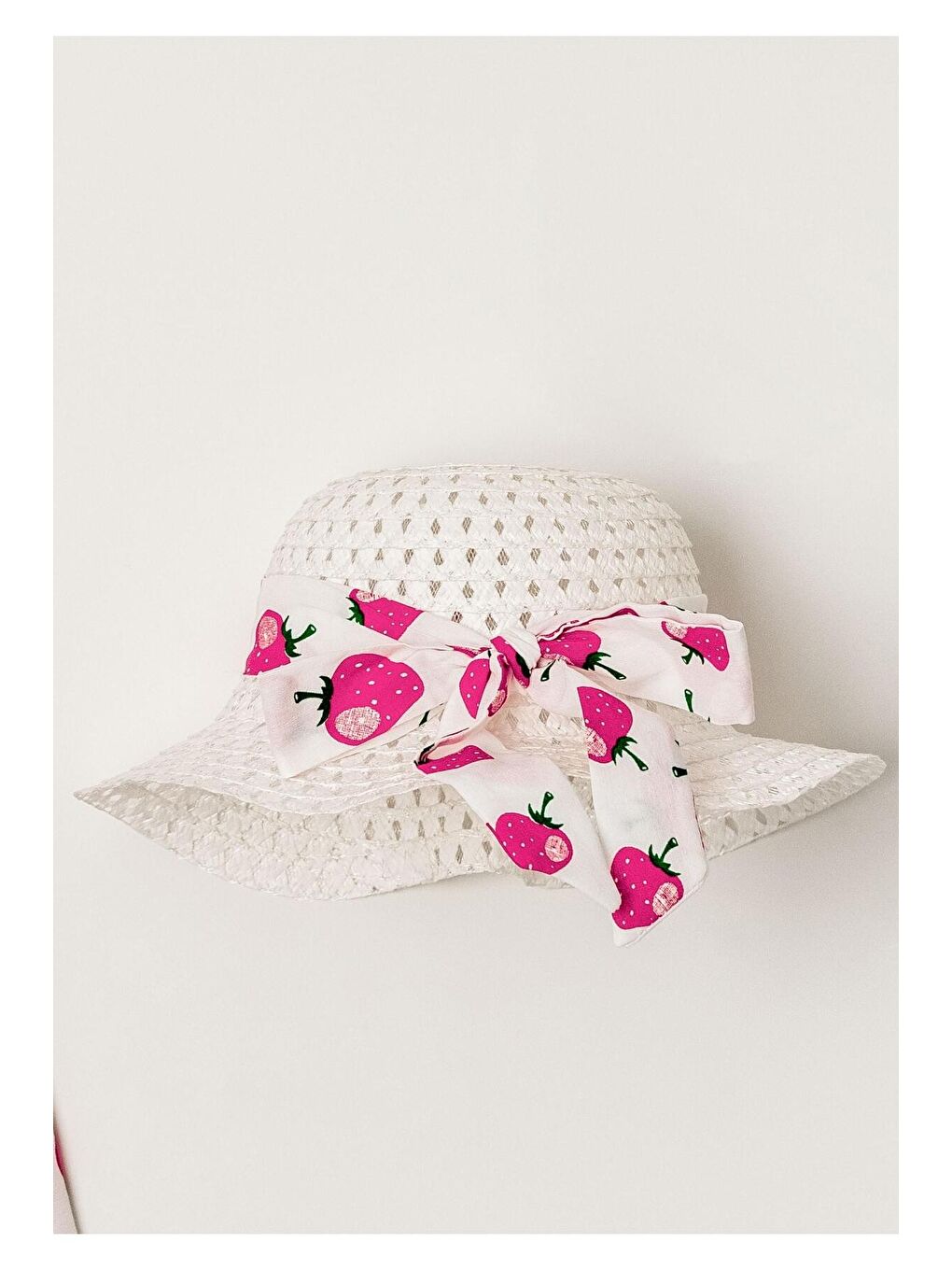 Kırmızı Tatlı Çilek Desenli Şapkalı Fiyonklu Kız Bebek Elbisesi-2