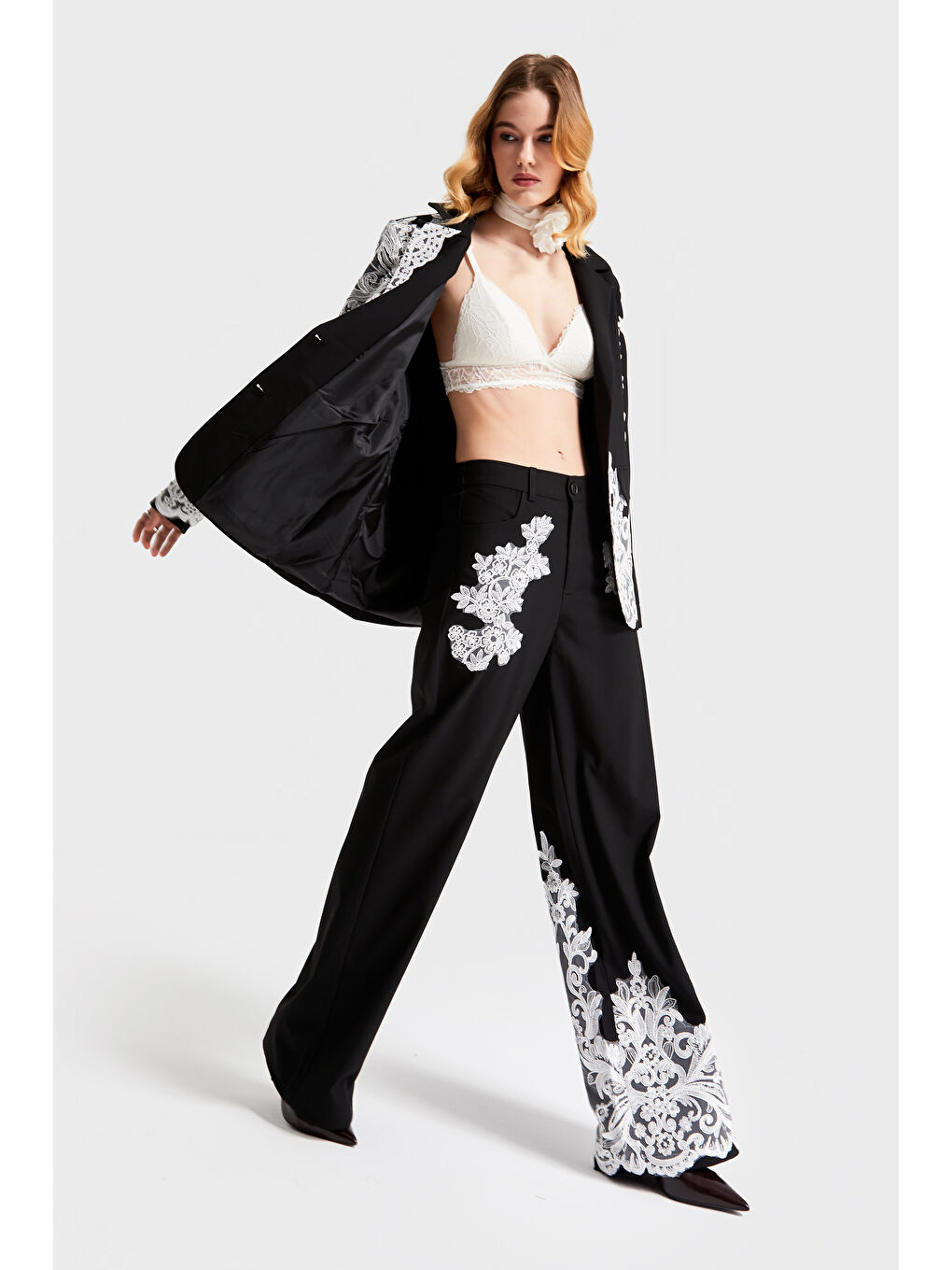Kadın Siyah Renk Dantelli Rahat Kesim Tasarım Pantolon-1