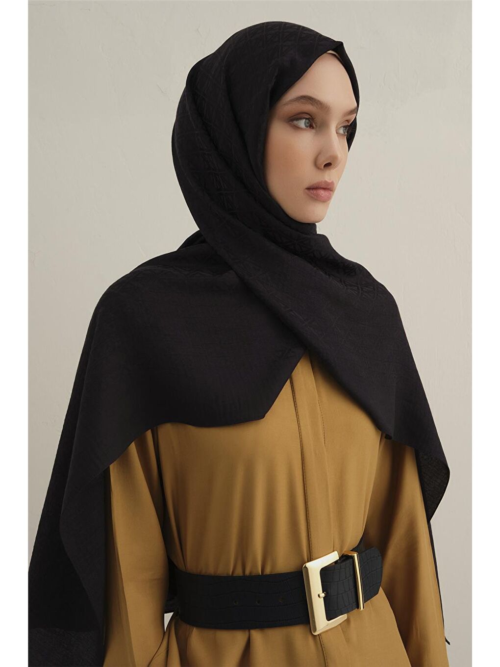 Siyah Lyocell Naia Üçgen Monogram Şal 5 03