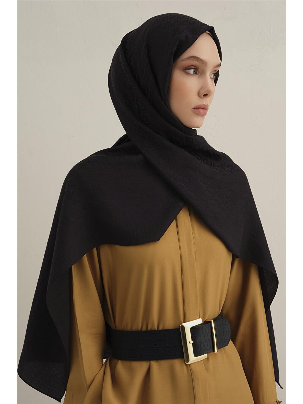 Siyah Lyocell Naia Üçgen Monogram Şal 5 03-1