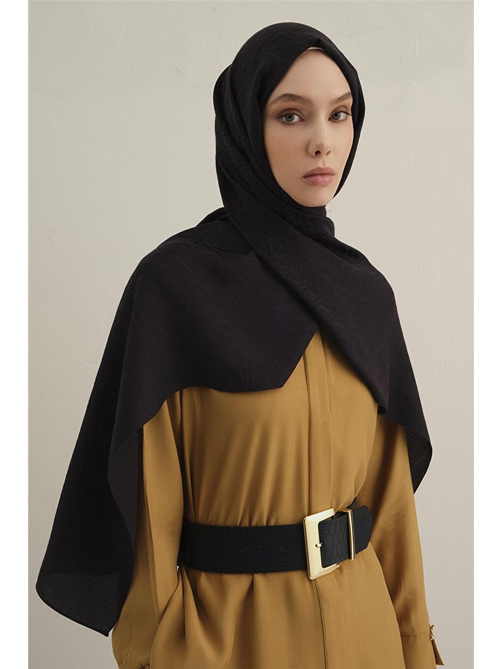 Siyah Lyocell Naia Üçgen Monogram Şal 5 03-2