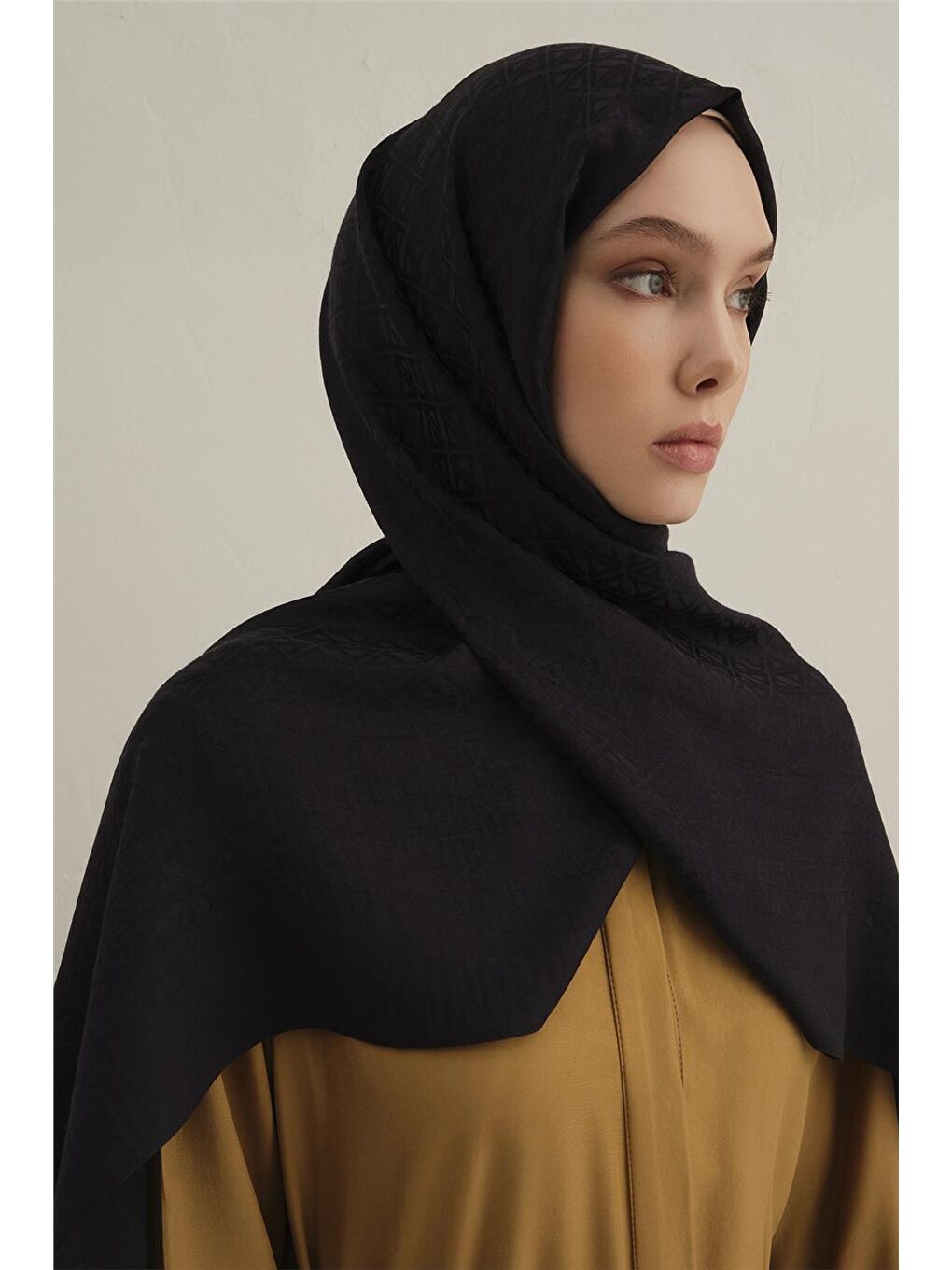 Siyah Lyocell Naia Üçgen Monogram Şal 5 03-3