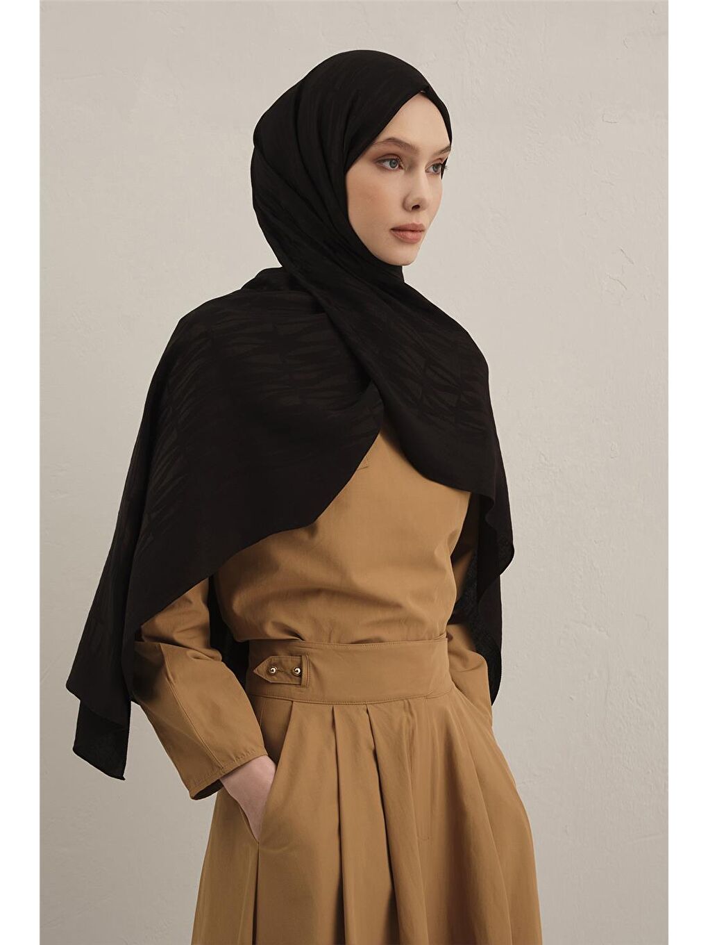 Siyah Lyocell Naia Çubuk Desen Şal 3 01-2