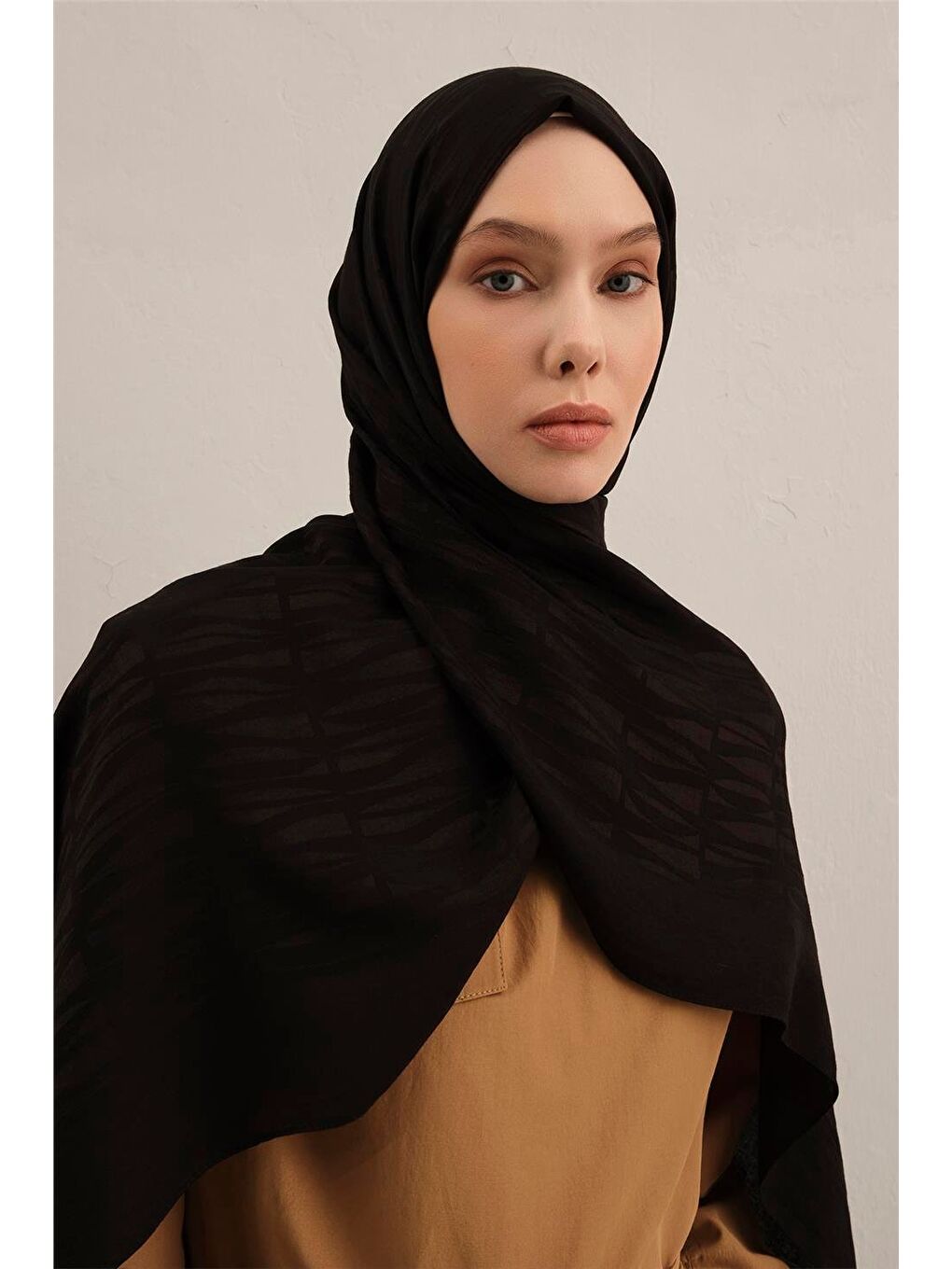 Siyah Lyocell Naia Çubuk Desen Şal 3 01-3