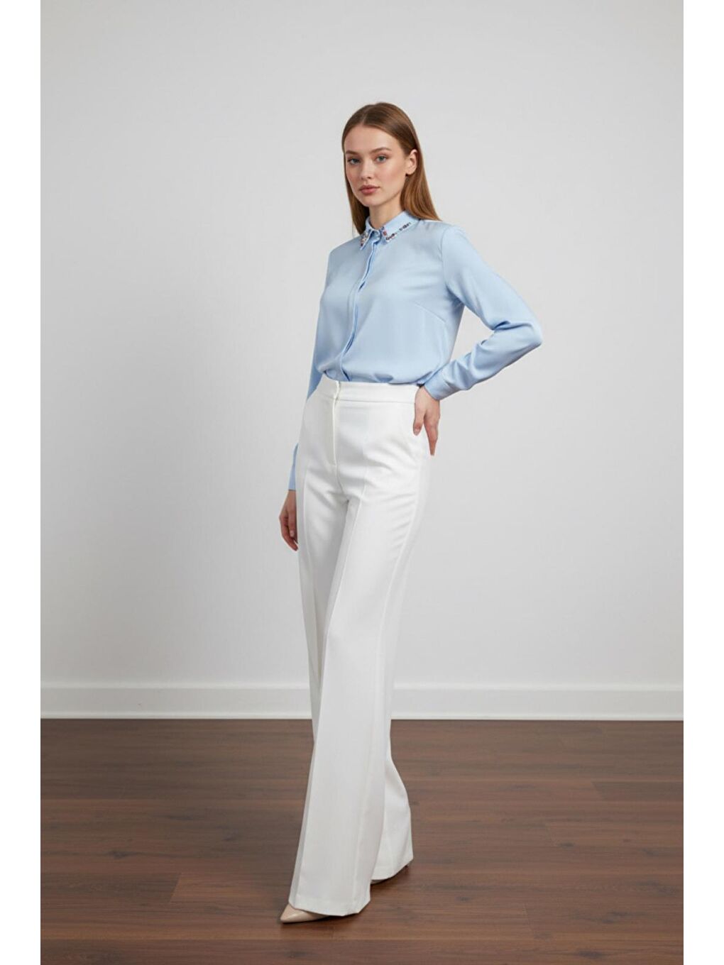 Mavi Yakası Taşlı Basic İç Göstermeyen Gömlek