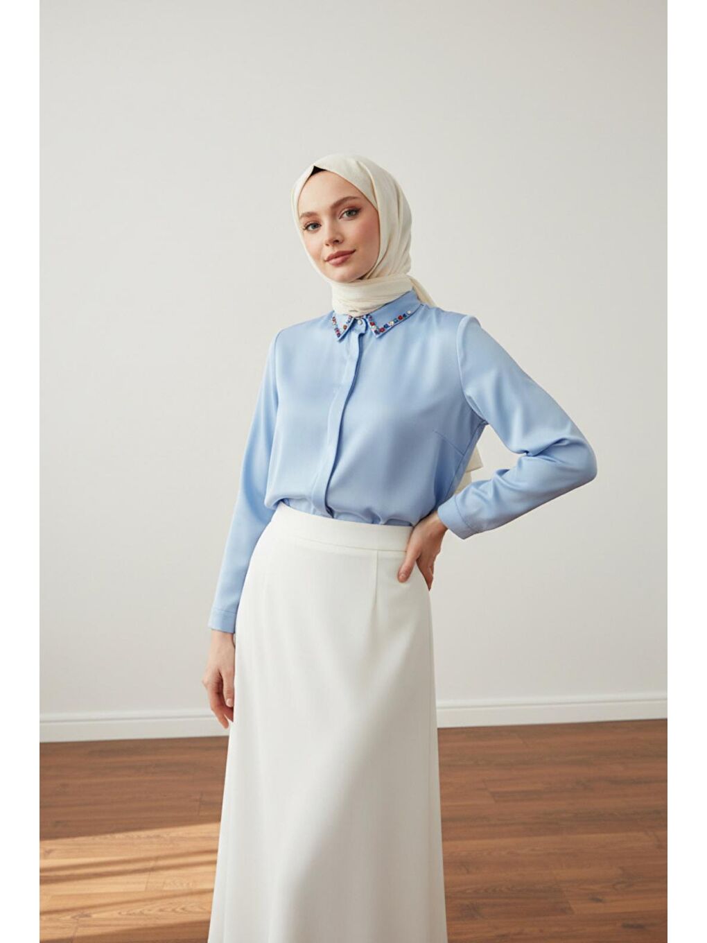 Mavi Yakası Taşlı Basic İç Göstermeyen Gömlek-4