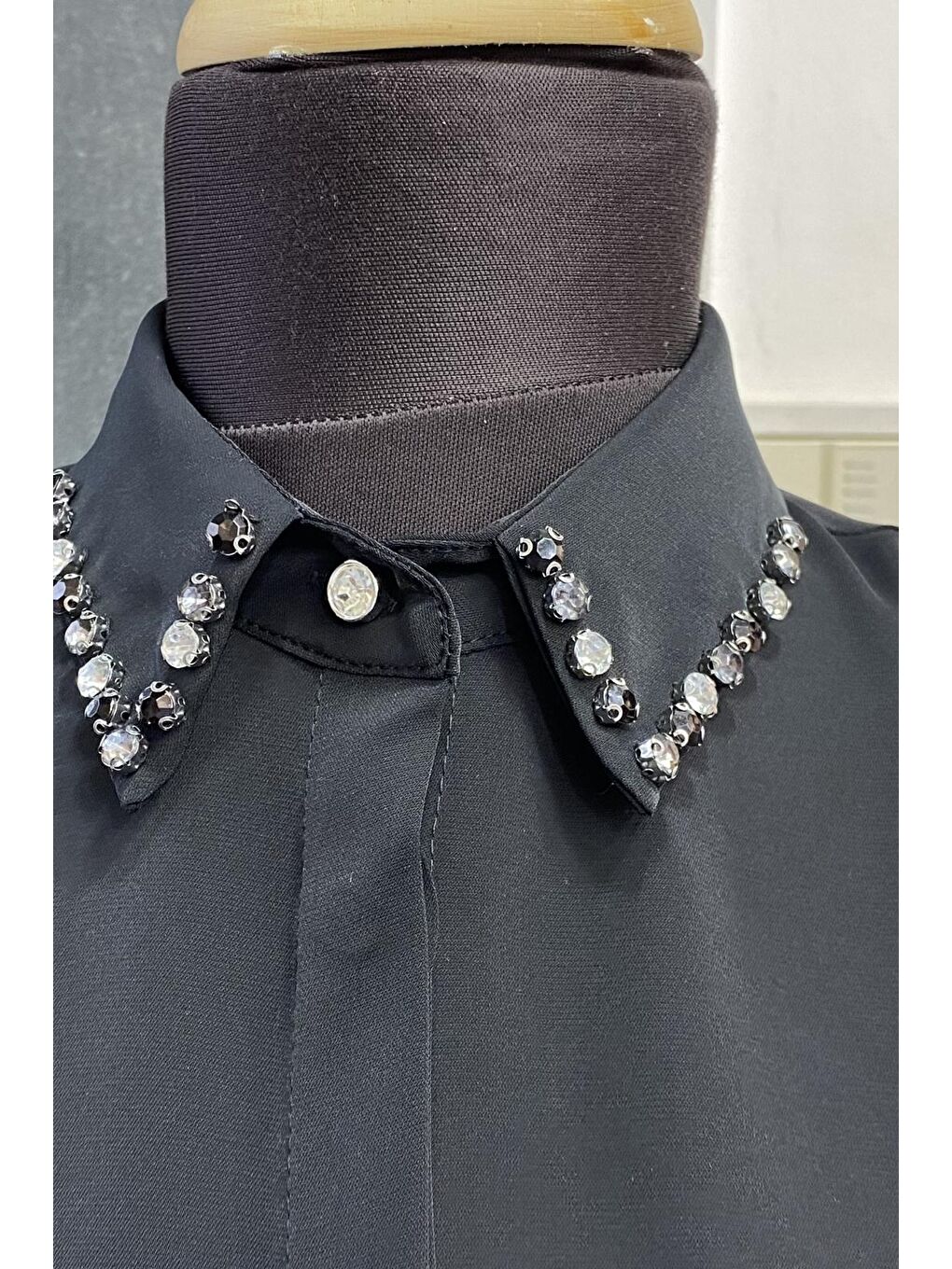 Siyah Yakası Taşlı Basic İç Göstermeyen Gömlek-3