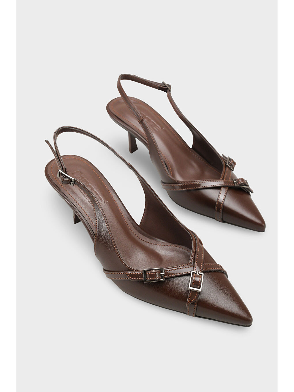 Kahverengi Sarine Sivri Burunlu Orta Topuklu Çapraz Tokalı Arkası Açık Kadın Ayakkabı-1