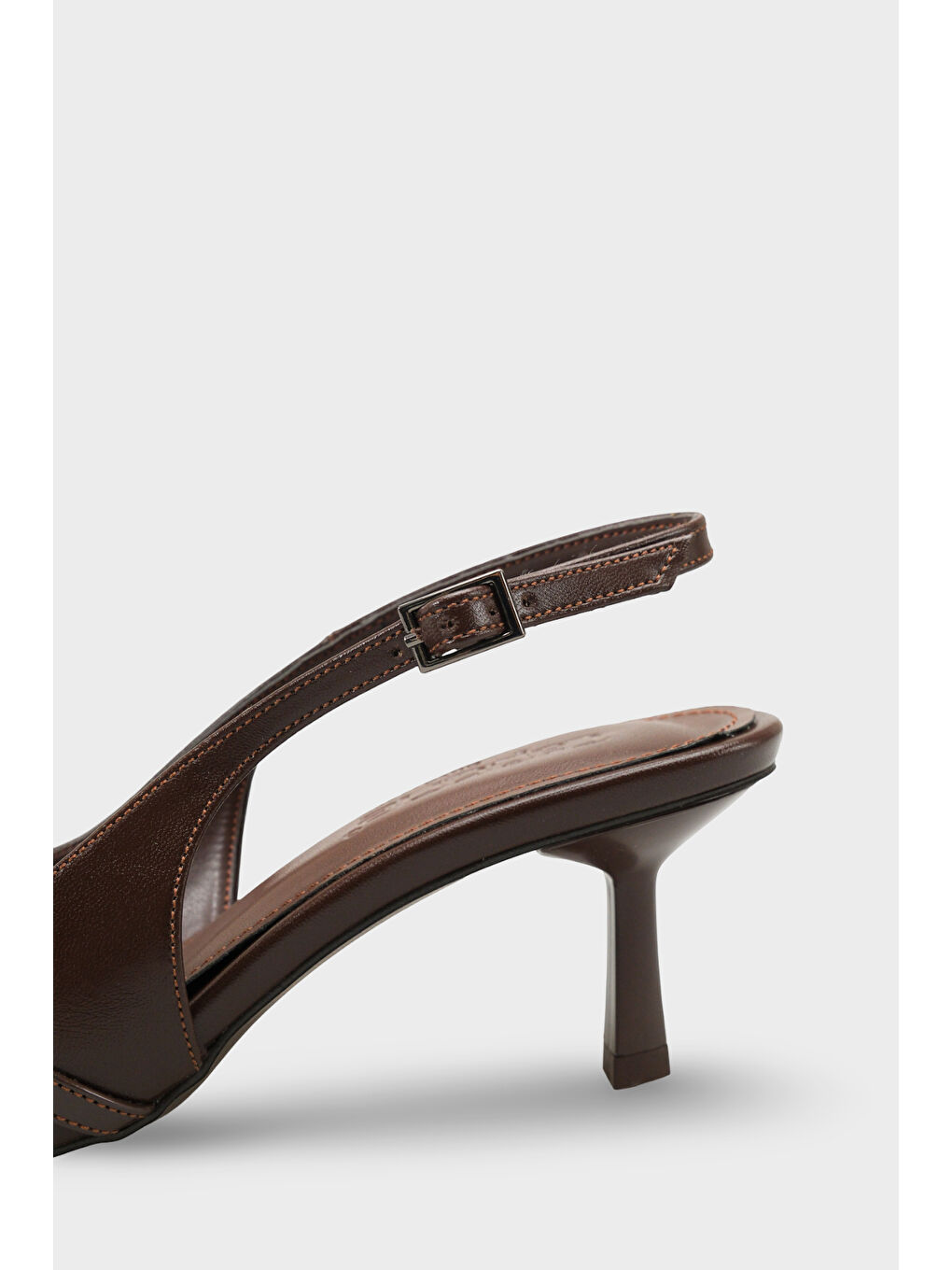 Kahverengi Sarine Sivri Burunlu Orta Topuklu Çapraz Tokalı Arkası Açık Kadın Ayakkabı-3