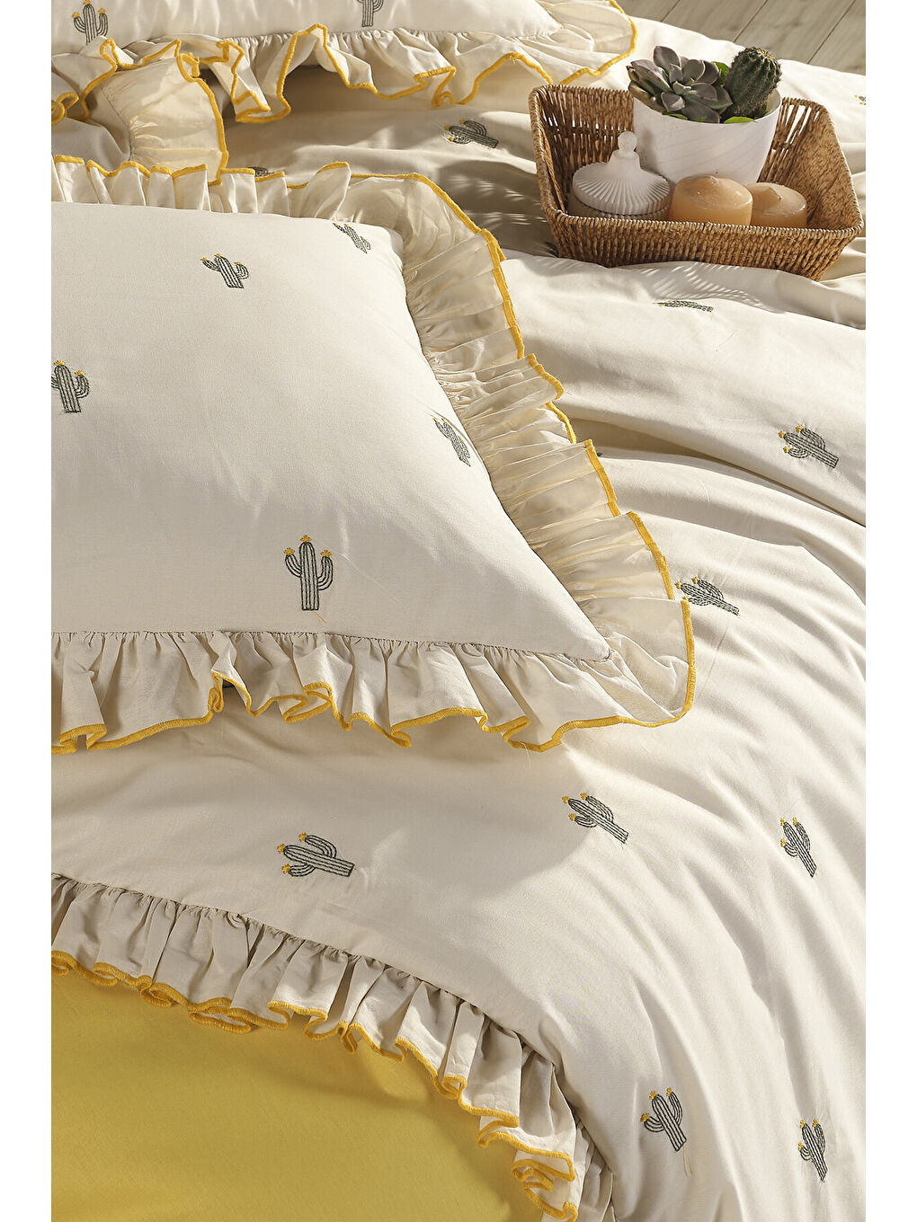 Sarı Ranforce %100 Pamuk Nakışlı Fırfırlı Nevresim Seti Ellas V2-4