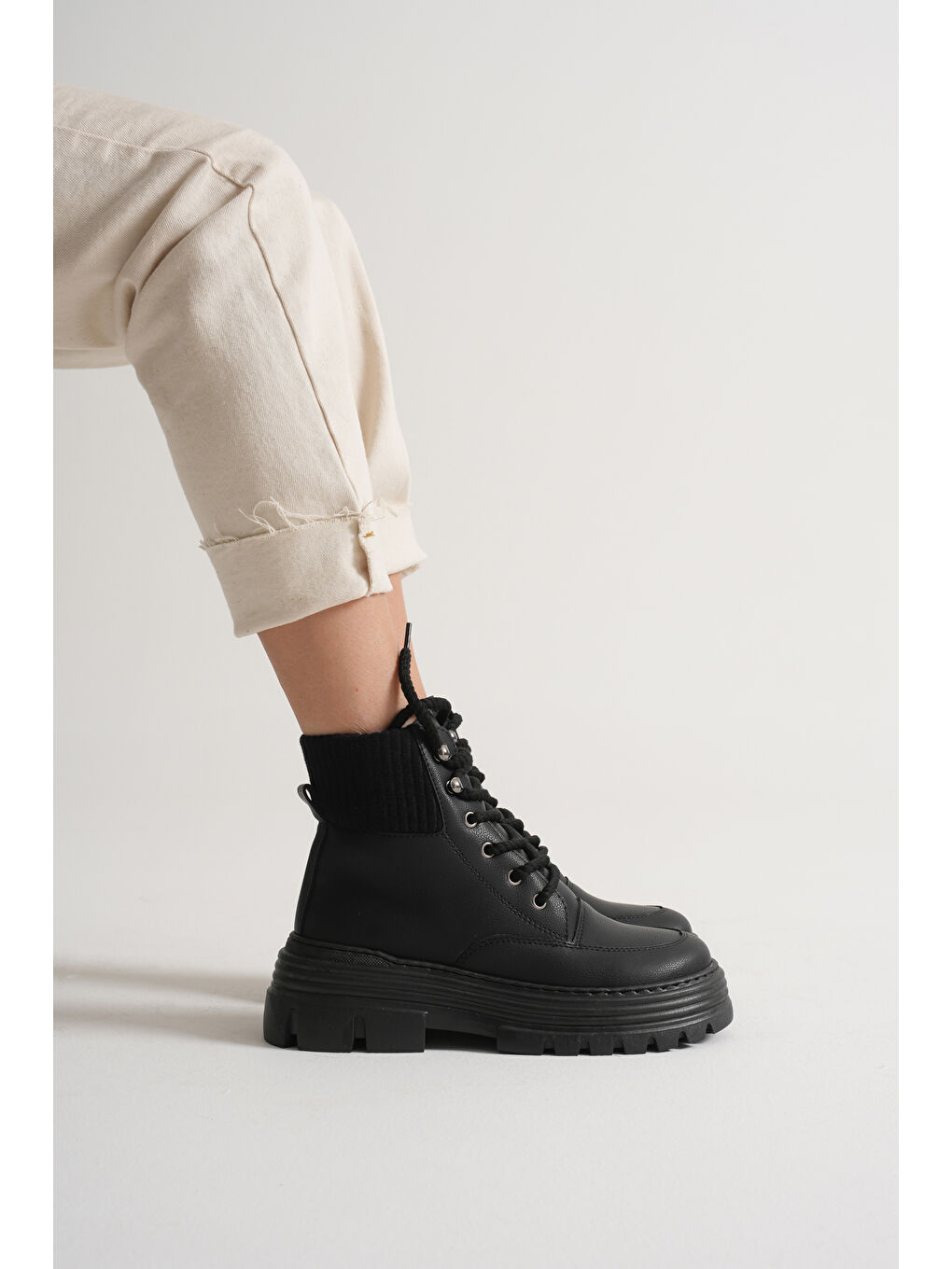 Kadın Siyah Kalın EVA Taban Boğazı Lastikli Bağcıklı Bot