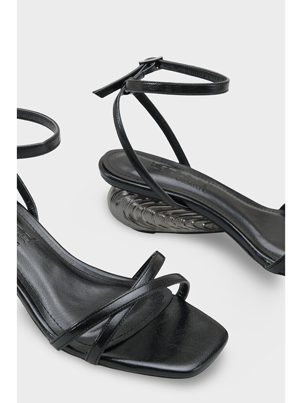 Siyah Carlena Metal Topuklu Bilekten Bantlı Kadın Ayakkabı-3