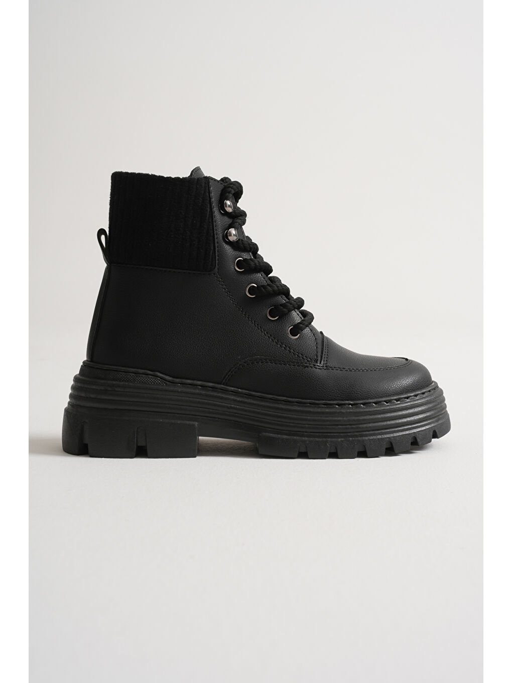 Kadın Siyah Kalın EVA Taban Boğazı Lastikli Bağcıklı Bot-1