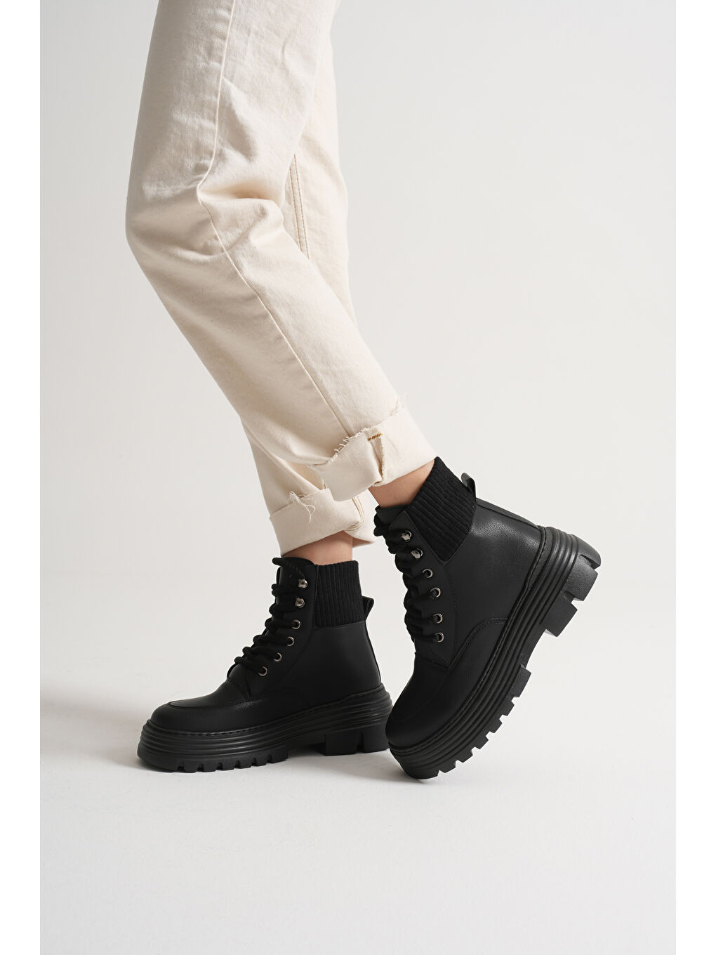 Kadın Siyah Kalın EVA Taban Boğazı Lastikli Bağcıklı Bot-2