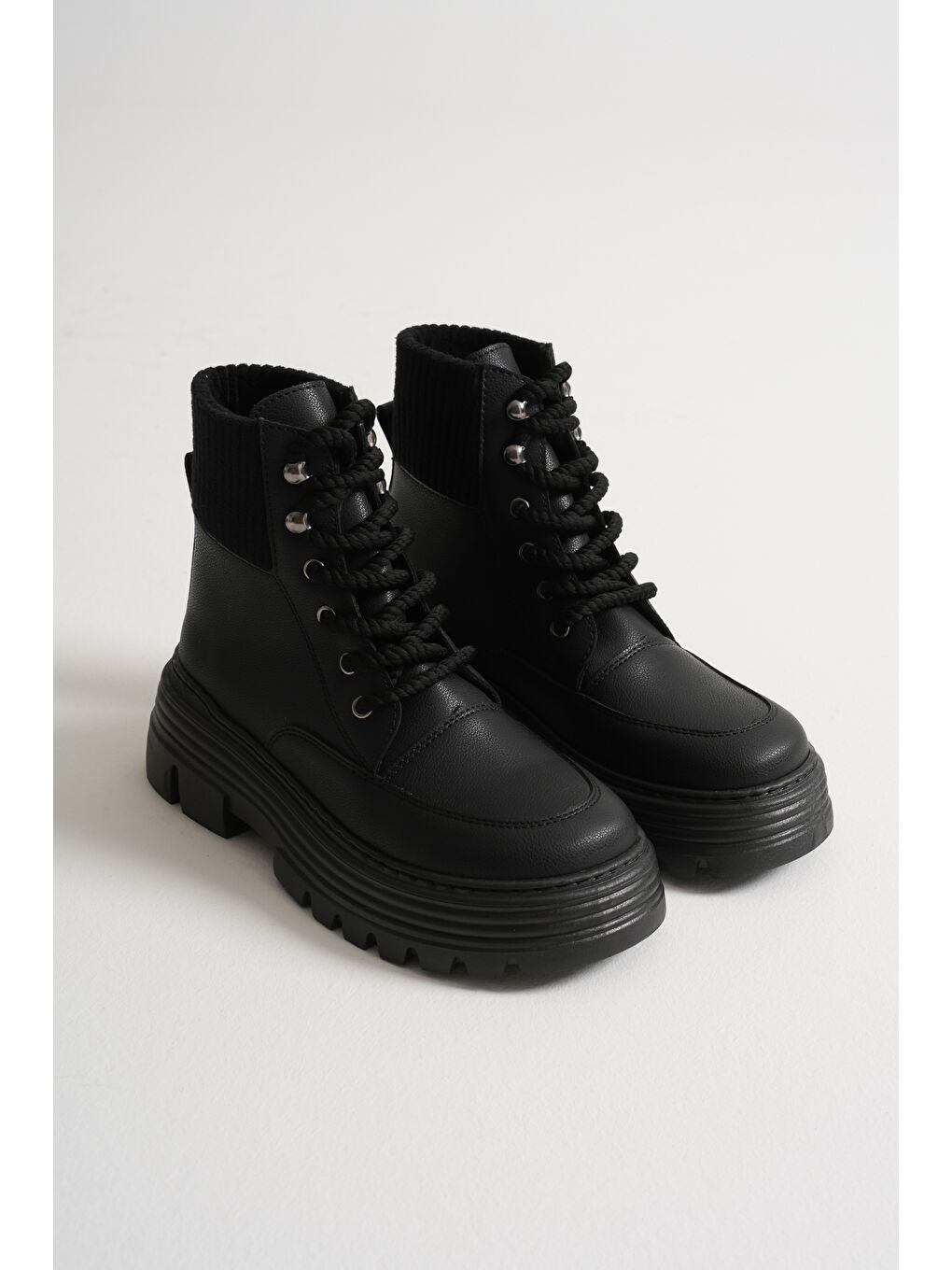 Kadın Siyah Kalın EVA Taban Boğazı Lastikli Bağcıklı Bot-3