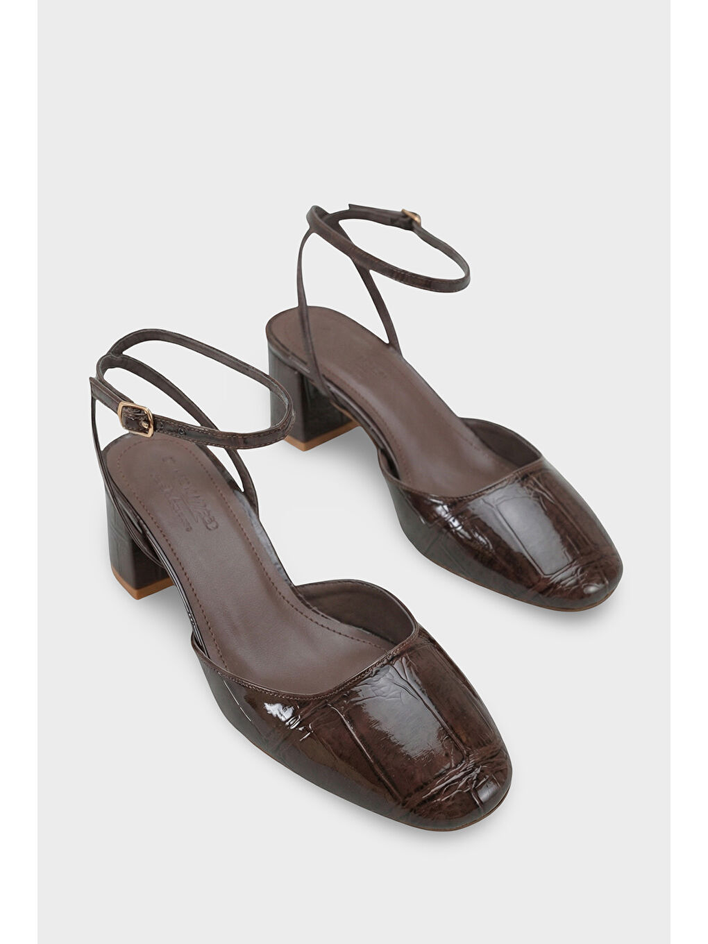 Kahverengi Karmen Yuvarlak Burunlu Bilekten Bantlı Orta Topuklu Kadın Ayakkabı-1
