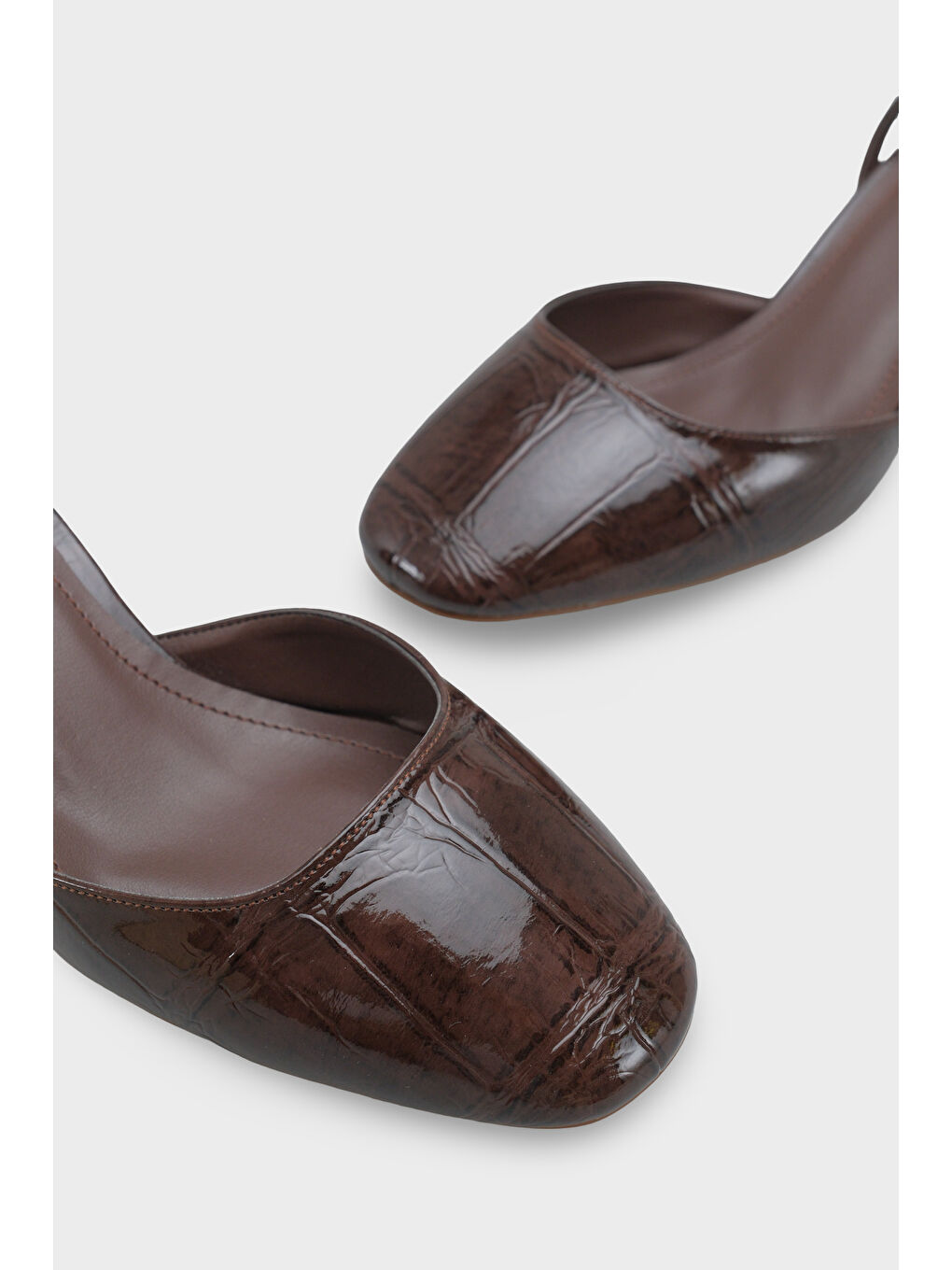 Kahverengi Karmen Yuvarlak Burunlu Bilekten Bantlı Orta Topuklu Kadın Ayakkabı-2