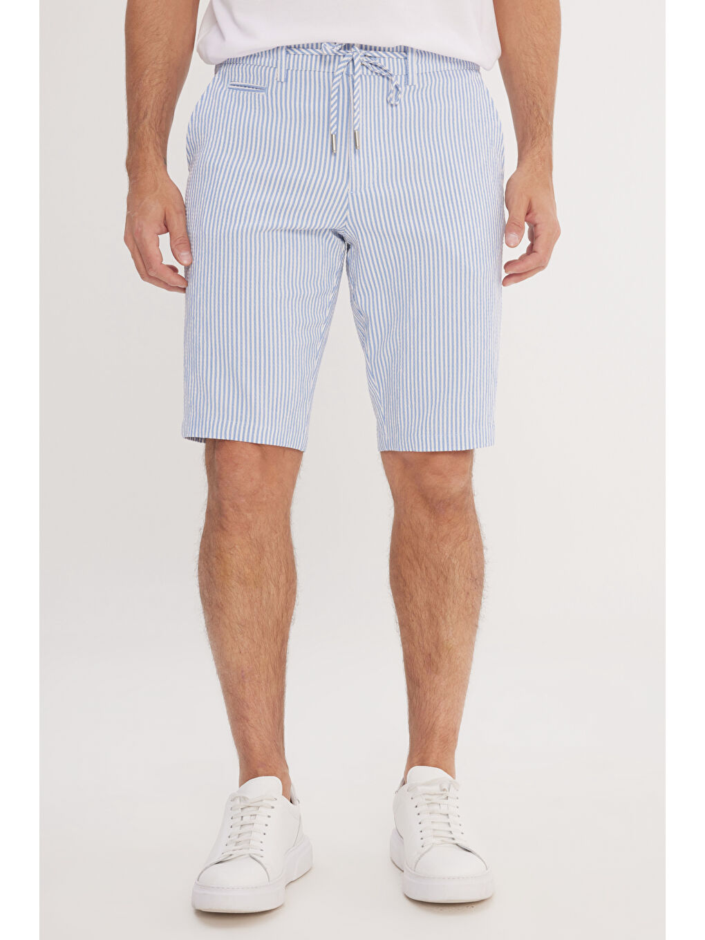 Erkek Beyaz-Mavi Slim Fit Dar Kesim Yan Cepli Gofre Desenli Şort