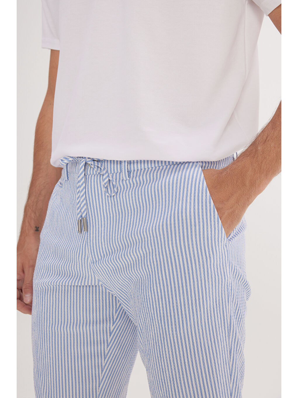 Erkek Beyaz-Mavi Slim Fit Dar Kesim Yan Cepli Gofre Desenli Şort-3