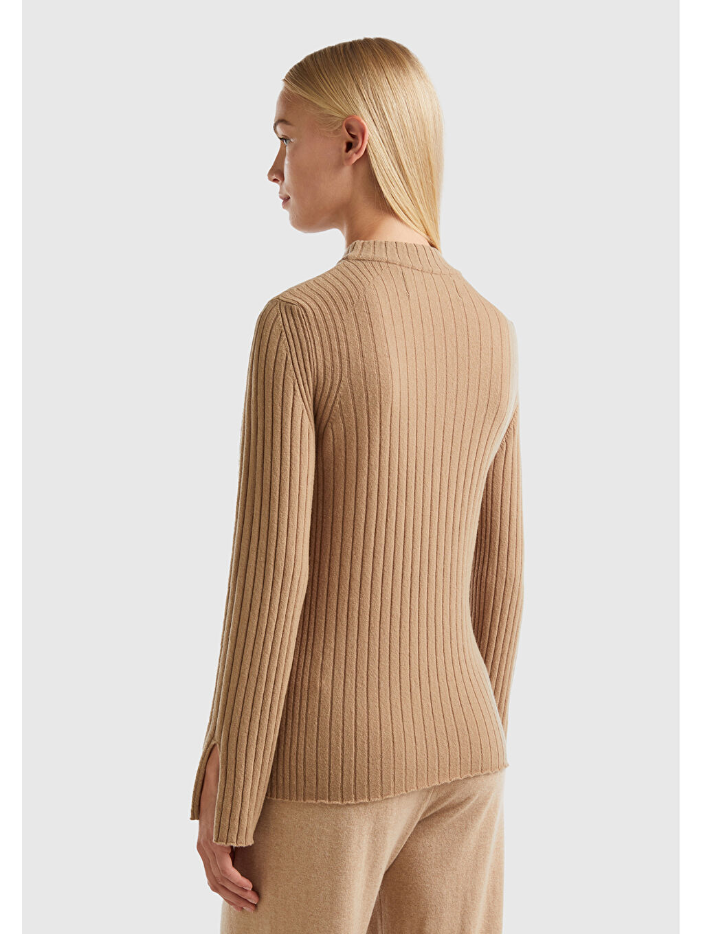 Kadın Kahverengi Yün Karışımlı Kol Ucu Yırtmaçlı Yarım Balıkçı Kazak-1