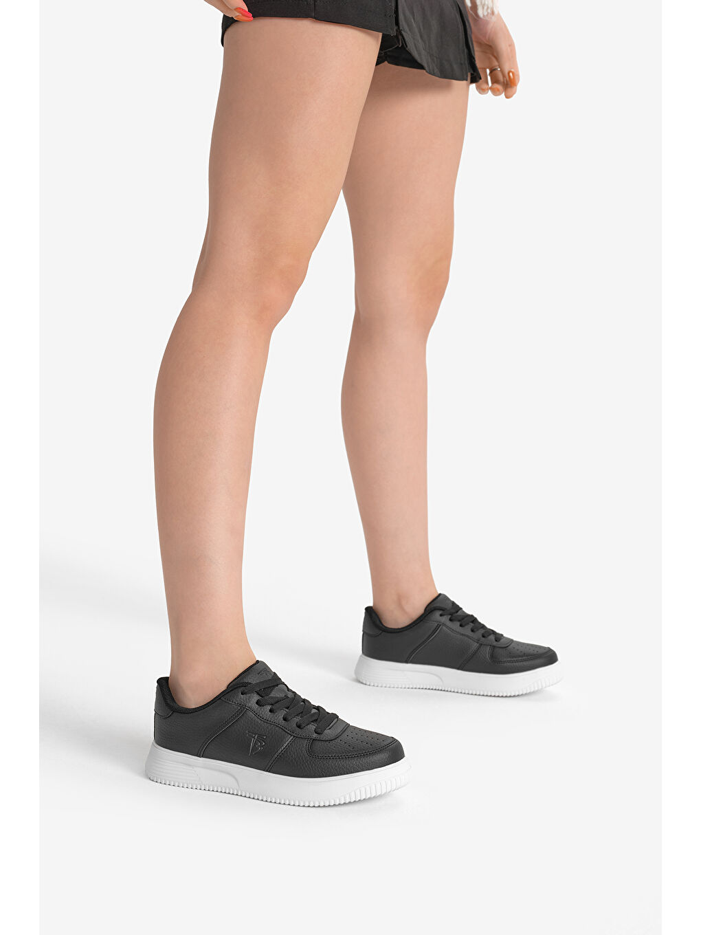 Kadın Siyah Beyaz Kalın Faylon Taban Düz Desenli Bağcıklı Spor Ayakkabı-2