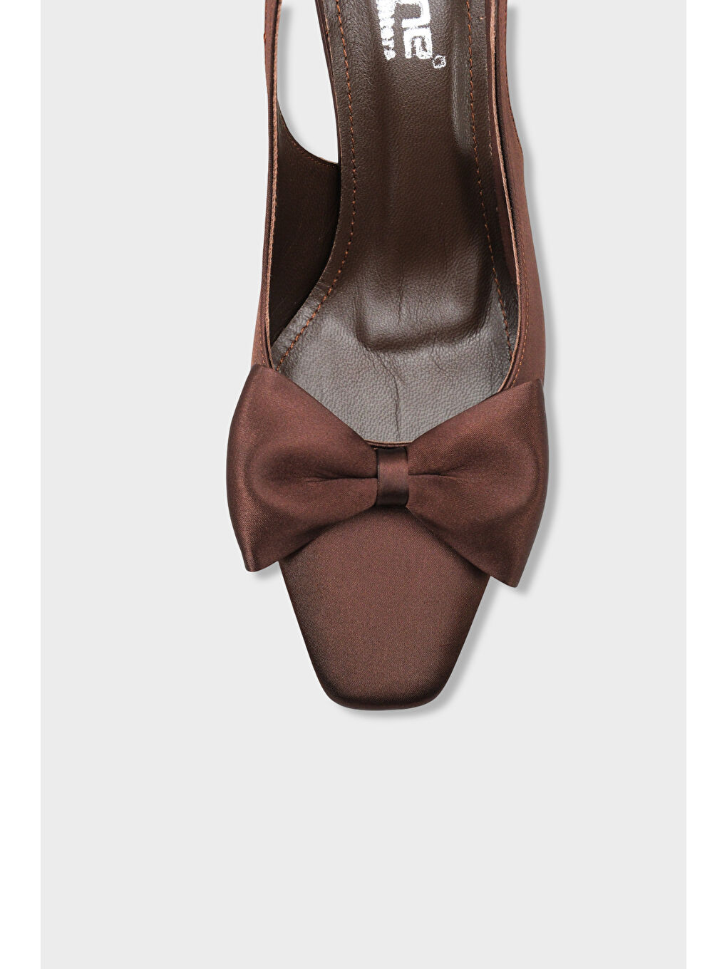 Kahverengi Pam Küt Sivri Burunlu Fiyonklu Arkası Açık Saten Kadın Ayakkabı-2