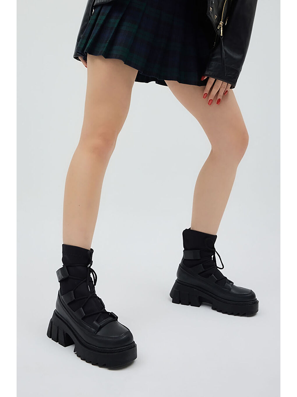 Kadın Siyah Kalın Platform Poli Taban Streç Bağcıklı Bot-1