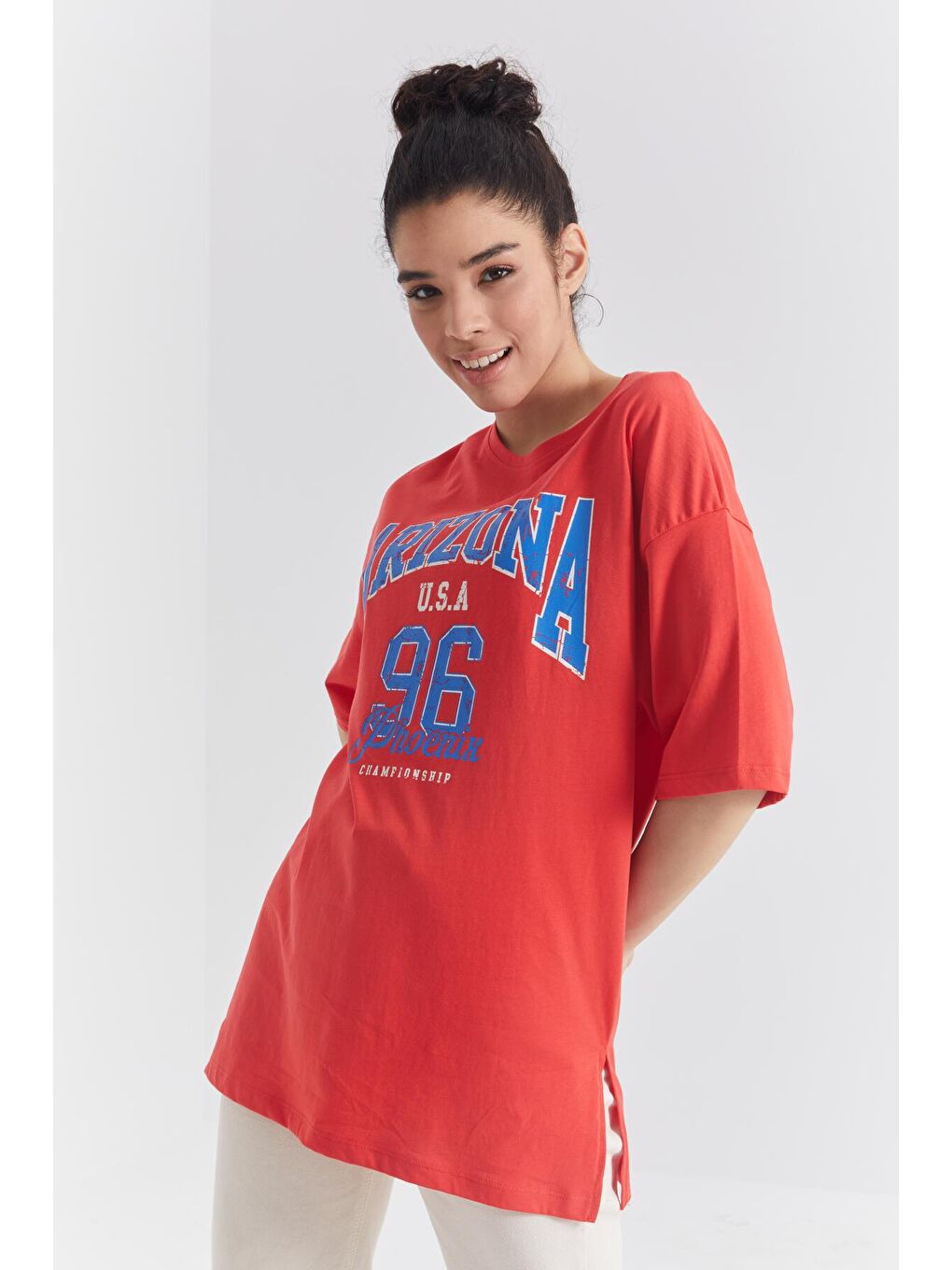 TOMMYLIFE Narçiçeği Nar Çiçeği Büyük Yazı Baskılı O Yaka Oversize Düşük Omuz Kadın T-Shirt - 97218